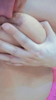 Hanna Si Scopa La Figa Bagnata E Il Culo Con Dildo E Spazzola
