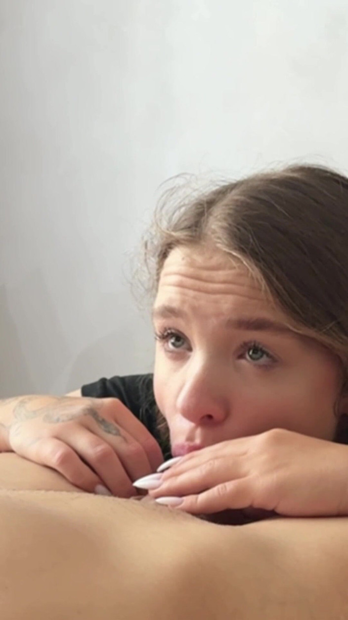 xKendy: 18-jährige Schlampe Lutscht Perfekt Schwanz Und Fickt in Einem Studentenheim