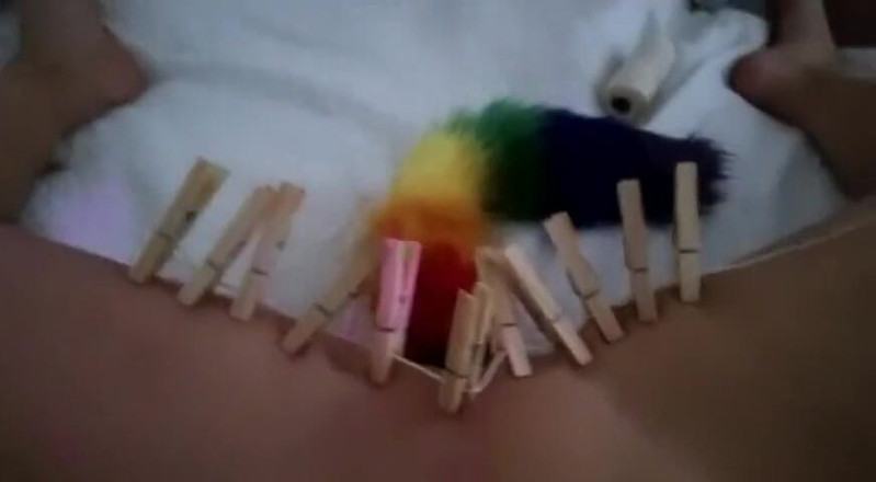 SexHackMe: Punheta orgasmo punição com Rainbow Foxtail Butplug e Clothes Pins...