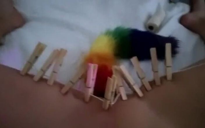 Sex hack me: Zauberstab-orgasmus-bestrafung mit rainbow foxtail Butplug und kleidernadeln, zipline