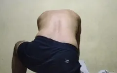 Ragazzo edile stanco vuole un massaggio