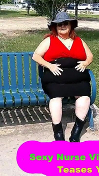 Asistenta sexy Vicki se plimbă în parc expunându-te și tachinându-te