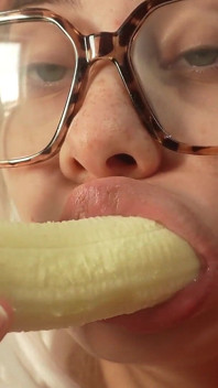 La sorellastra gigantessa mangia il grosso cazzo del fratellastro piccolo perché è una banana e quindi sostituisce