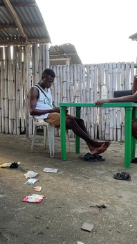 Teman wanitanya sedang mencari lelaki lain yang mengongkeknya dengan begitu teruk