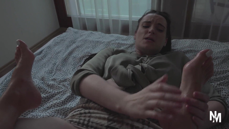USA Fetish and Hardcore Clips: Hot MILF Rubbing Her Pussy While Her Feet Are Worshiped