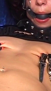 Svázaná zrzka MILF přemožená hračkami a jazyky
