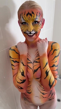 Joc solo de duș cu tigerpaint bodypaint