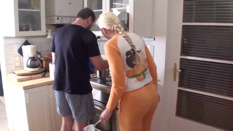 Femdom Austria: Koken onder strikt toezicht