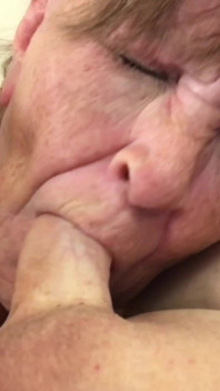 Oma Carmen Angel's zevende hemel zuigt en neukt sperma creampie