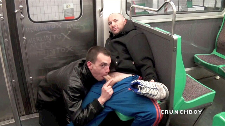 EXHIB BOYS: पेरिस में मेट्रो में अद्भुत सेक्स