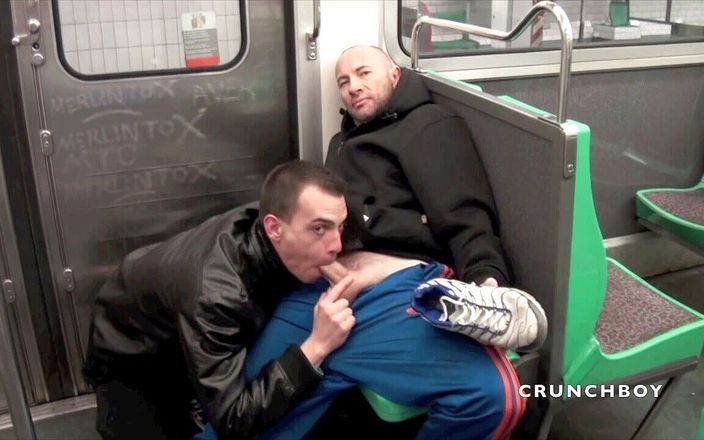 EXHIB BOYS: Sex uimitor în metrou în Paris