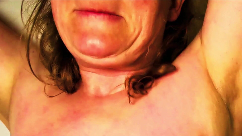 Bouncy Tits Action: Kompletní ženská lakomá relace, kundička a prsa