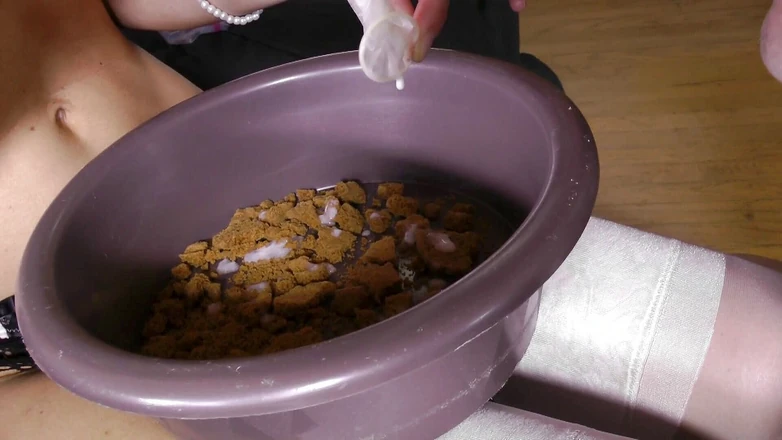 Femdom Sex: 그릇에서 굴욕을 먹이는 바람난 남편 콘돔!