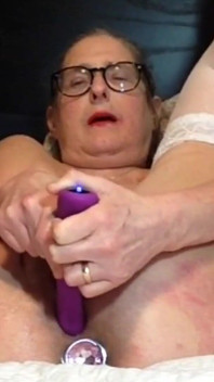 Reife MILF genießt es, mit ihren spielsachen zu spielen, kommt mit einer großen squirt-squirt-stiefmutter