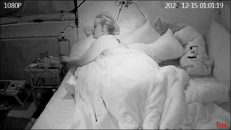 KittieNoOne: 寝る前のマスターベーション