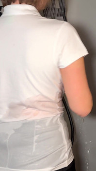 Donna d'affari seria in camicia polo bianca e abito da ufficio con Fun_short doccia - Projectfundiary