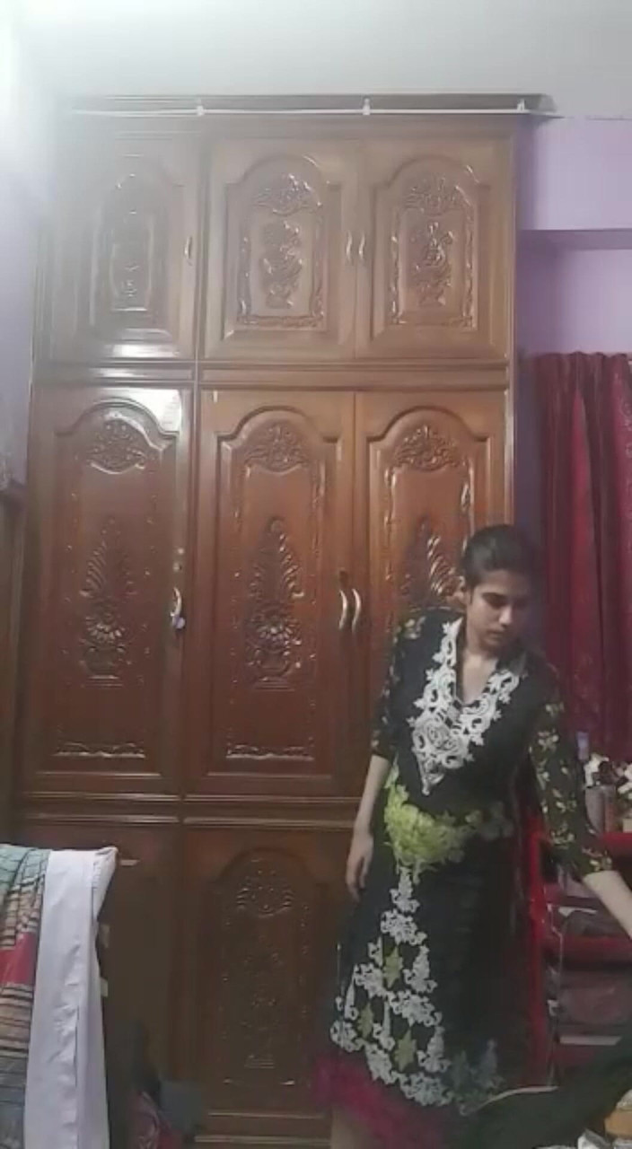 MehwishAly: Dr Sadia takipçilerim için çıplak bir video çekiyor