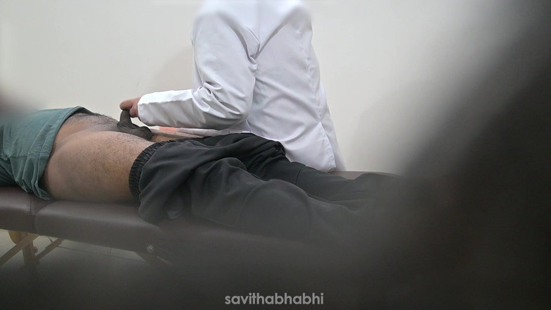 savithabhabhi: Señora doctora revisando paciente en hospital