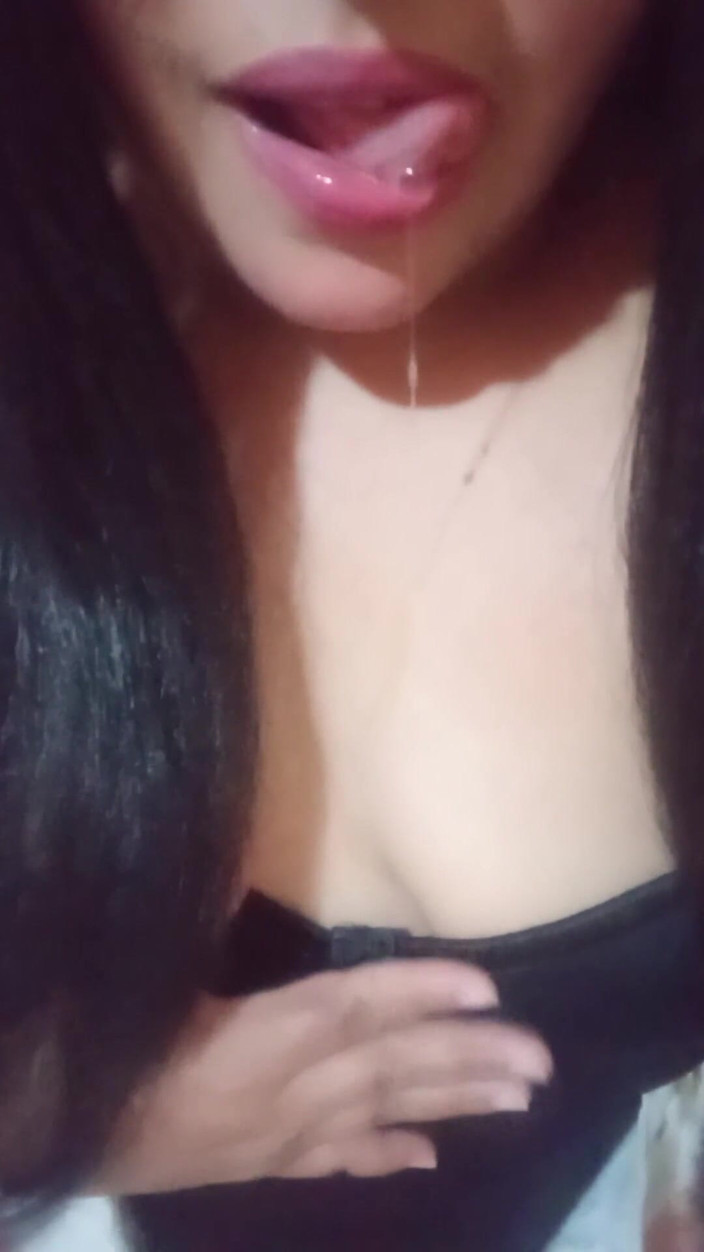 Carla Villalobos: チョコレートのペニスが彼女をイかせ、最終的には噴き出し、全身に濡らしてしまう
