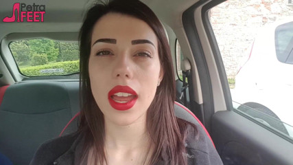 Smokin Fetish: Gut aussehende petra raucht in ihrem auto