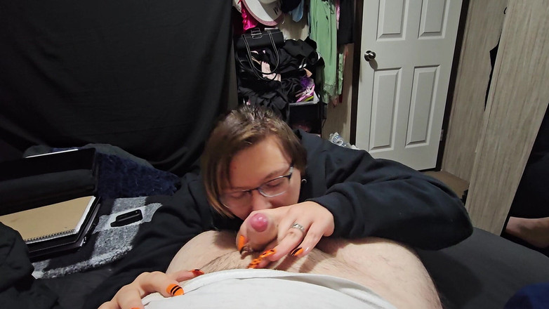 Funhousewife69: Položil zadek k posteli Lol ho hodila na postel a...