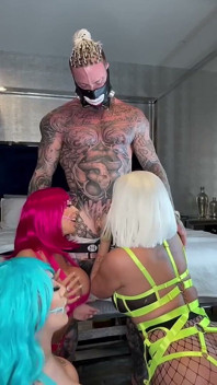 3 salopes néon baisent une grosse bite