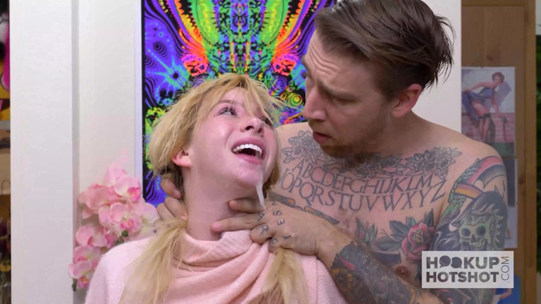 Hookup Hotshot: La salope blonde Kenzie Reeves se fait éjaculer dans le cul !