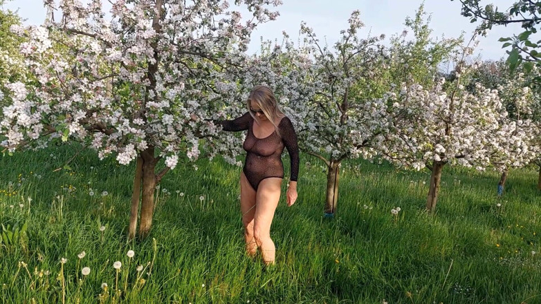 martinawest: 성숙한 여성이 시스루 바디수트를 입고 밖을 돌아다닌다!
