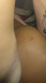 Mladá žena si užívá velký penis staršího muže.