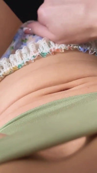 貧しいマンコが脈打って、敏感すぎる乳首が触ってほしい!