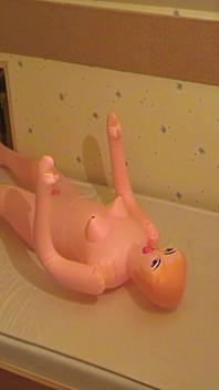Sexdoll creampie šukání masturbace na posteli