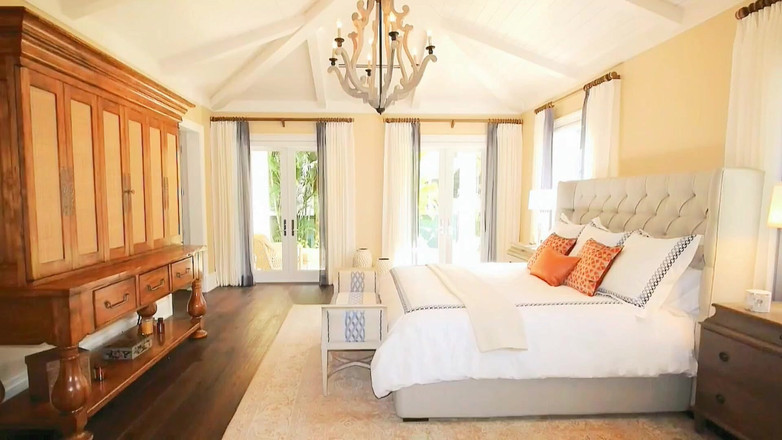 Kitty_Cross: 可爱的 femboy 拉帽衫在害羞的脸红的脸上