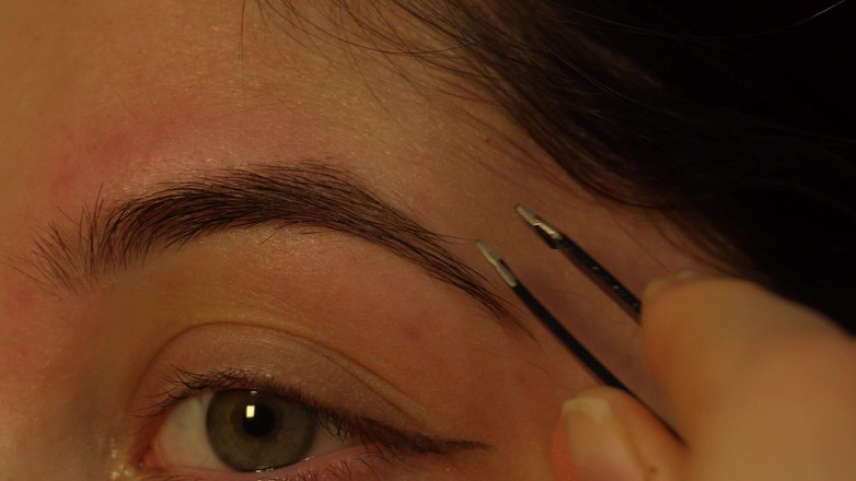 AmayaMori: 眉毛をピンセットで細かく抜いて見栄えを良くします。楽しんでくださいね:)