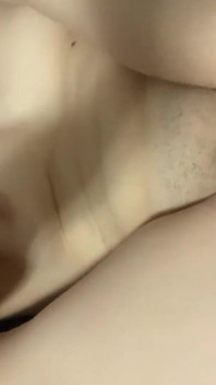 Doce garota de meia arrastão usando um vibrador para foder sua buceta