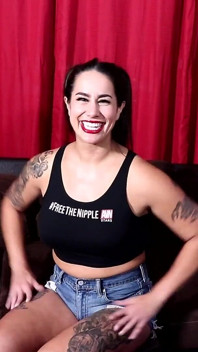 Misty Meanor est tout sourire avec une langue dans le cul !