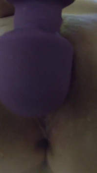 Seksi kız arkadaşımı mastürbasyon yaparken kaydediyorum ve fışkırtarak tamamen ıslanıyorum