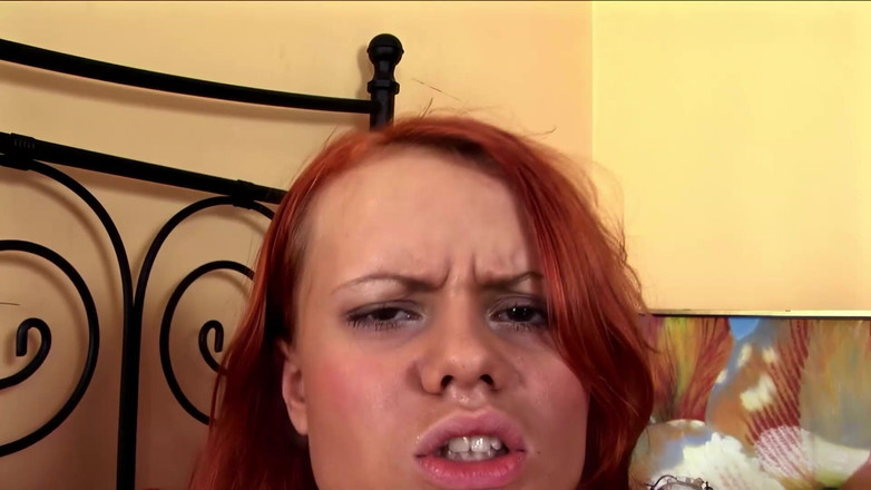 Anal lover: Zrzka teen se roztahuje pro intenzivní anální bušení