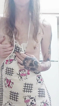 Femme au foyer trans jouissant dans la cuisine