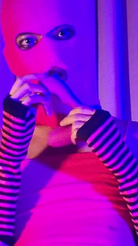 Pink Balaclava मुखौटा बहिन रंगे हुए जघन बाल वाइब्रेटर के साथ खेलती है