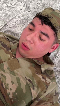 Grande pau preto fode e cria um homem do exército