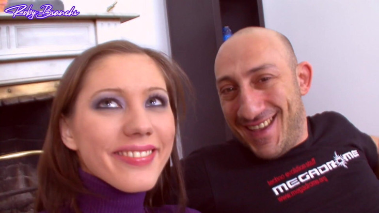 Topax Film Production: Omar Galanti řídí mladou dívku se svým velkým ptákem