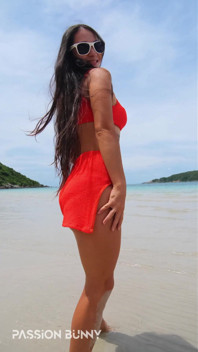 Orange Bikini-spaß Und Schönheit, Die Am Strand Blank Zieht