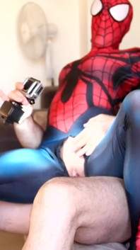 Spidergirl quer porra no rosto zentai