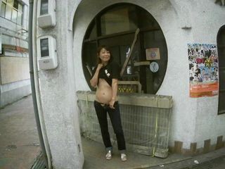 Mayumi Kanzaki: MILFka v džínách s ultra nízkým stoupání venku ..