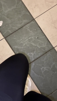 Zusammenstellung von pissen in einer öffentlichen toilette! Nahaufnahme! POV!