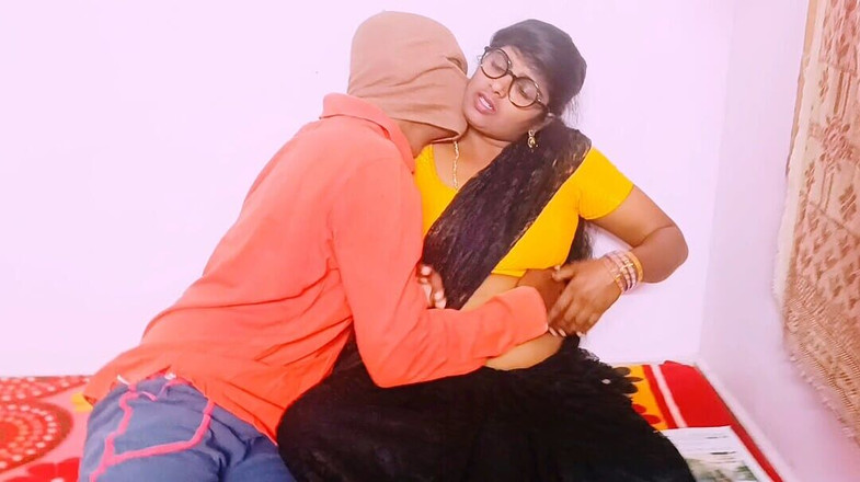 Telugu honey lips: Hintli üvey erkek kardeş üvey kız kardeşi Telugu ile edepsizce sikişmeye çalışıyor