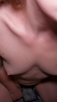 Awek dengan tetek kecil memberikan blowjob