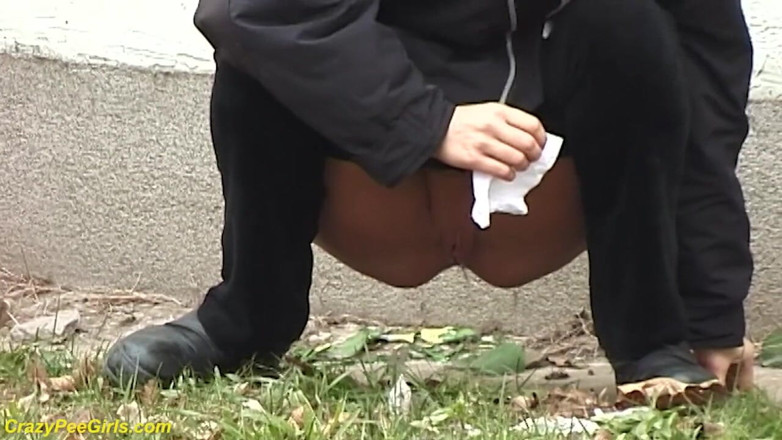 Crazy pee girls: Gek meisje dat buitenshuis plast