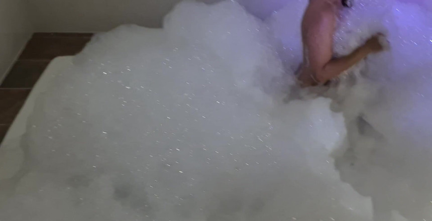 i_am_freya: Ponořte se do mého bublinkového ráje, kde fantazie ožívají.