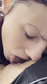 Sudut pandangan pertama seks lesbian romantik kami